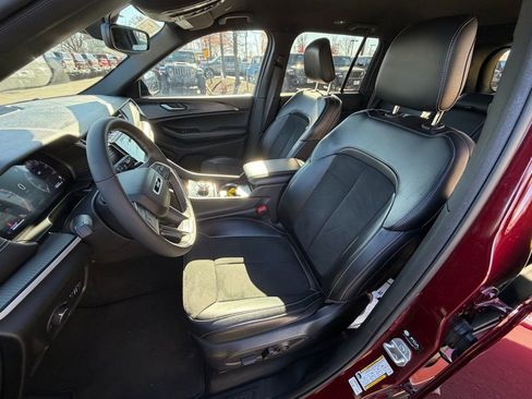 Certified 2024 Jeep Grand Cherokee Altitude image 21