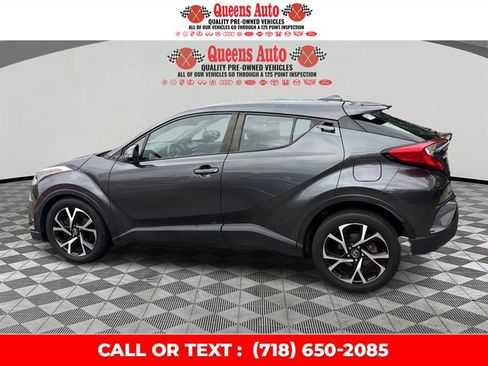 Used 2018 Toyota C-HR XLE FWD image 3