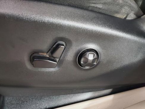 Used 2020 Chrysler Pacifica Touring-L Plus image 16