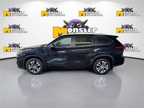 Used 2023 Toyota Highlander XLE image 7
