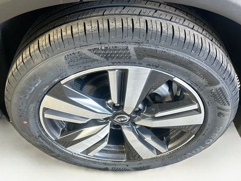 Used 2025 Nissan Rogue SL AWD/4WD image 11
