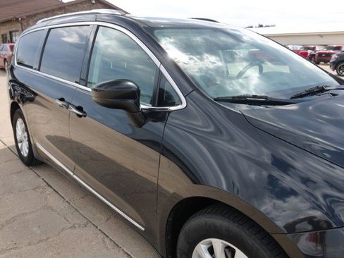 Used 2019 Chrysler Pacifica Touring-L FWD image 10