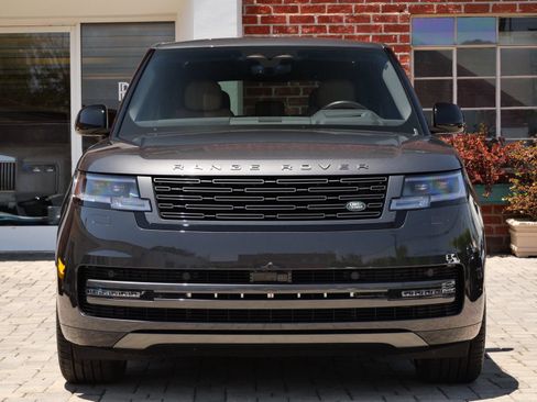 Used 2025 Land Rover Range Rover SE AWD/4WD image 2