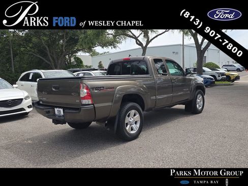 Used 2015 Toyota Tacoma 4x4 Access Cab V6 w/ TRD Sport Package image 4
