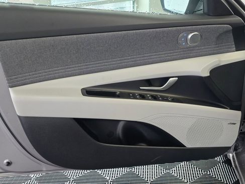 New 2025 Hyundai Elantra Limited image 25