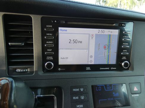 Used 2018 Toyota Sienna Limited image 52