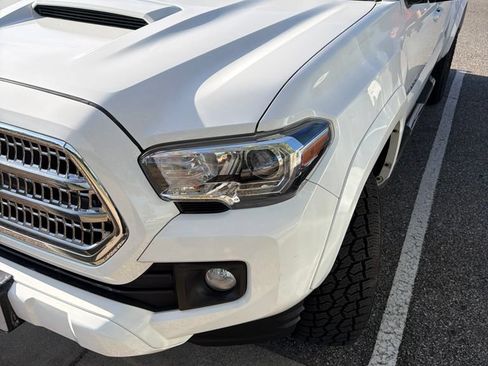 Used 2017 Toyota Tacoma TRD Sport w/ Tow Package (A/T) AWD/4WD image 2