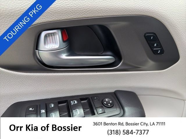 Used 2024 Chrysler Pacifica Touring-L FWD image 35