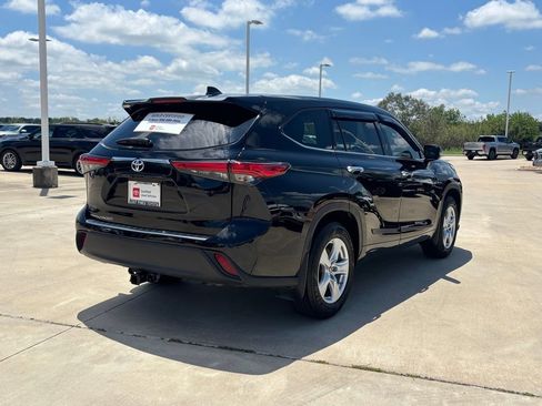 Used 2022 Toyota Highlander L FWD image 4