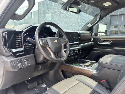 Used 2024 Chevrolet Silverado 2500 High Country w/ High Country Premium Package AWD/4WD image 4