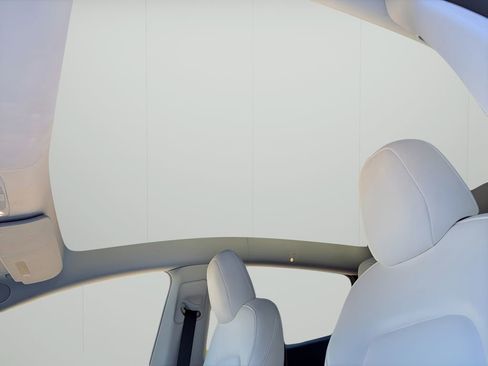 Used 2021 Tesla Model Y Long Range image 19