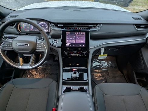 New 2025 Jeep Grand Cherokee Laredo image 16