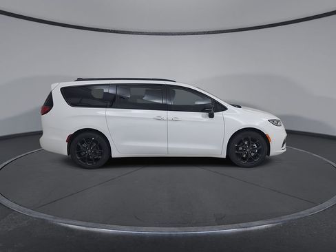New 2026 Chrysler Pacifica Limited image 17