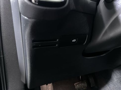 Used 2024 Volvo XC40 B5 Plus AWD/4WD image 18