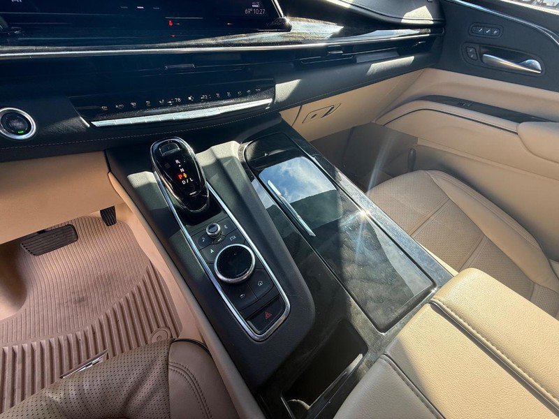 Used 2024 Cadillac Escalade Premium Luxury AWD/4WD image 19