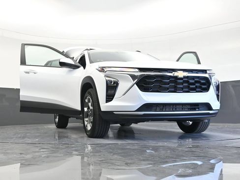Used 2025 Chevrolet Trax LT FWD image 26