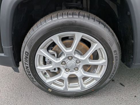 Certified 2024 Jeep Compass Latitude AWD/4WD image 9