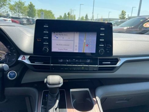 Used 2022 Toyota Sienna XLE w/ XLE Plus Package FWD image 17