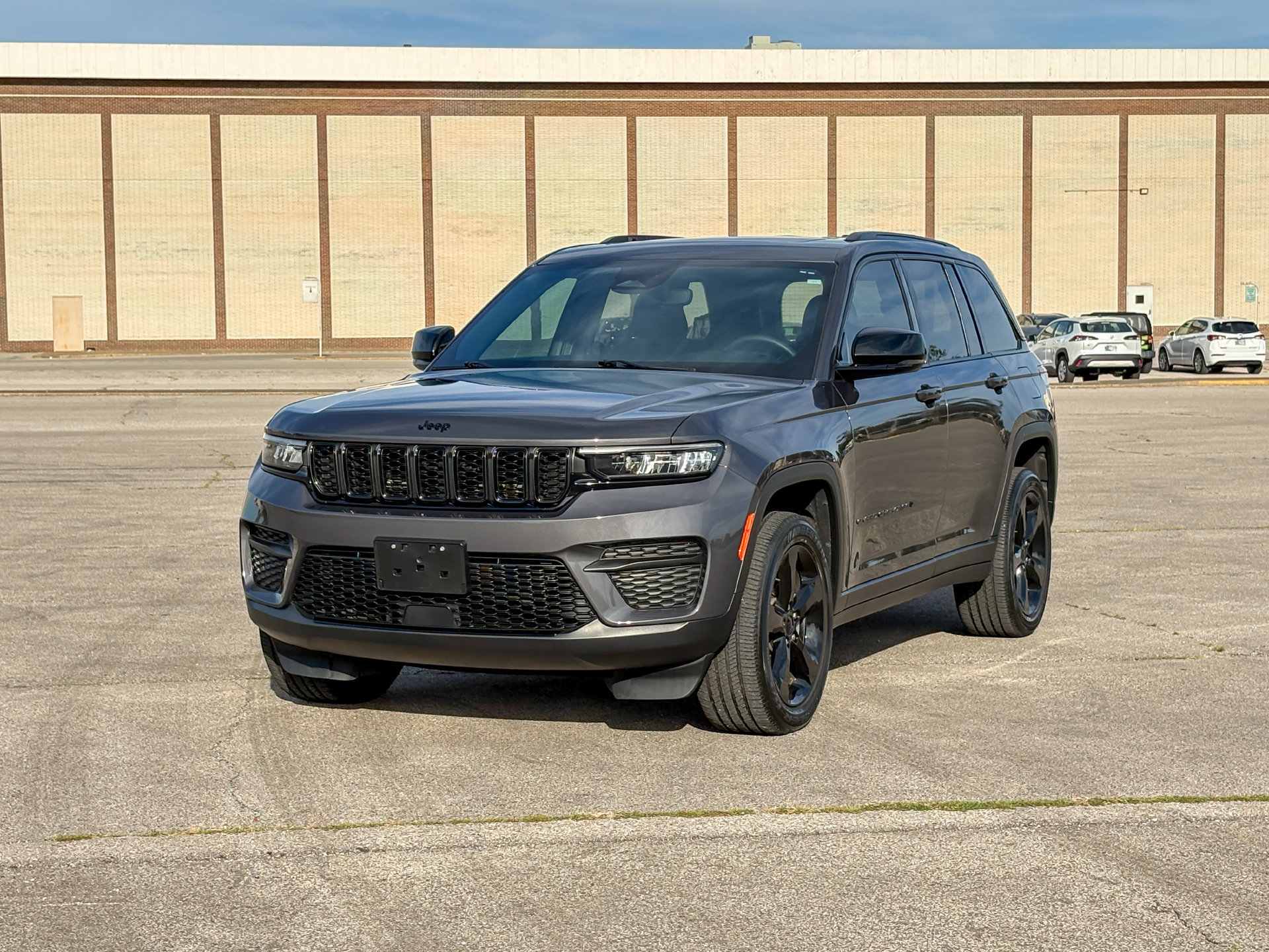 Used 2023 Jeep Grand Cherokee Altitude AWD/4WD image 4