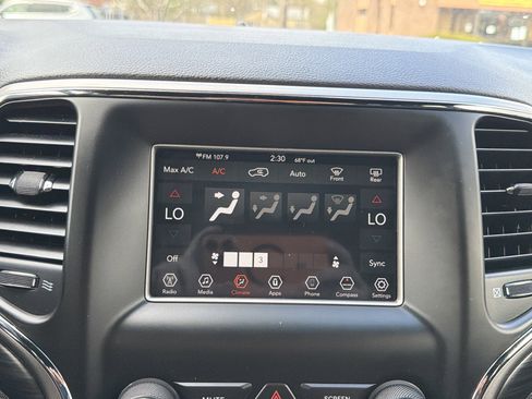 Used 2019 Jeep Grand Cherokee Laredo AWD/4WD image 19