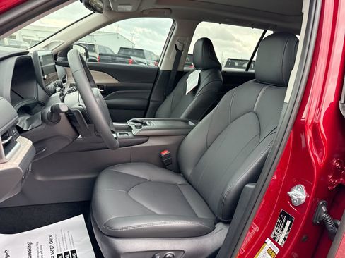 Certified 2026 Toyota Grand Highlander Platinum image 13