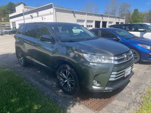 Used 2019 Toyota Highlander Plus AWD/4WD image 1