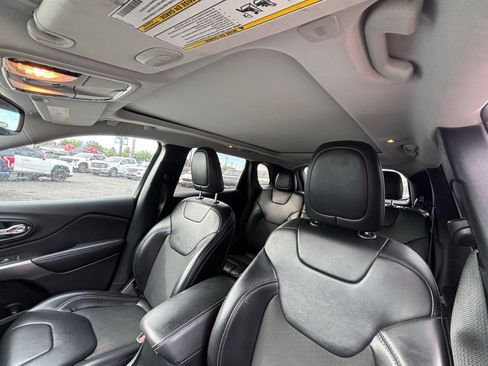 Used 2019 Jeep Cherokee Latitude Plus w/ Comfort/Convenience Group AWD/4WD image 8
