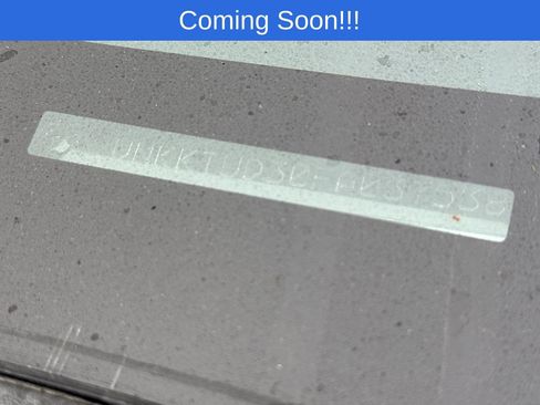 Used 2015 Toyota Yaris L image 3