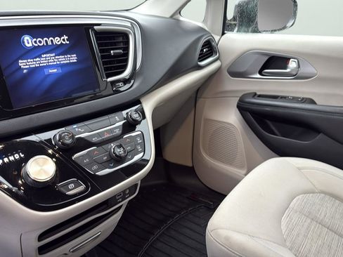 Used 2018 Chrysler Pacifica Touring Plus image 20