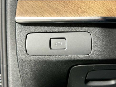Used 2025 Volvo XC90 B6 Plus w/ Protection Package Premier image 8