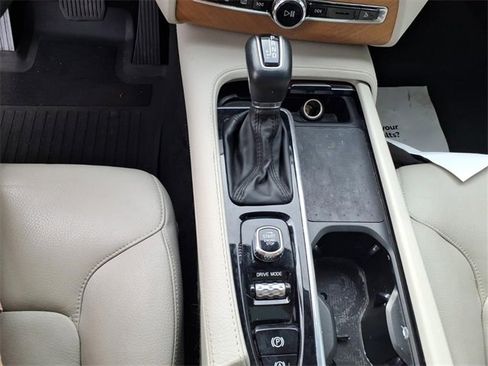 Used 2021 Volvo XC90 T5 Momentum w/ Advanced Package image 14