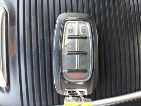 Used 2021 Chrysler Pacifica Limited w/ Uconnect Theater Family Group AWD/4WD image 33