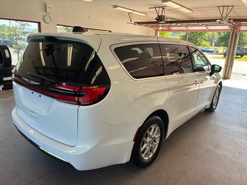 Used 2025 Chrysler Pacifica Select FWD image 26