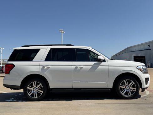 Used 2024 Ford Expedition XLT RWD image 8