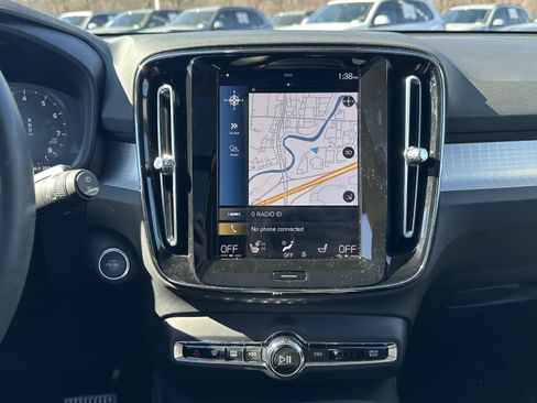 Used 2022 Volvo XC40 T5 Momentum w/ Premium Package image 31