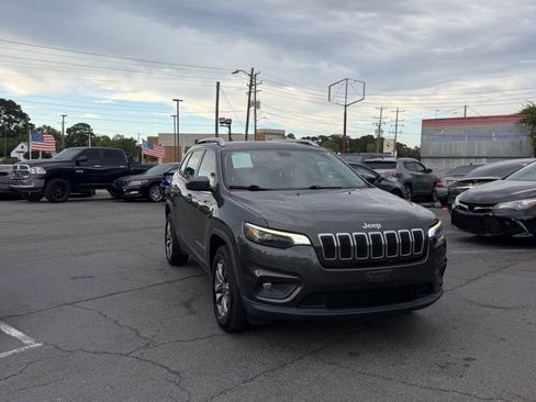 Used 2019 Jeep Cherokee Latitude Plus w/ Cold Weather Group AWD/4WD image 3