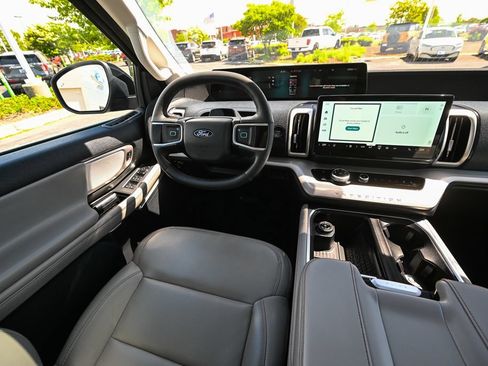 Certified 2025 Ford Expedition Active AWD/4WD image 33