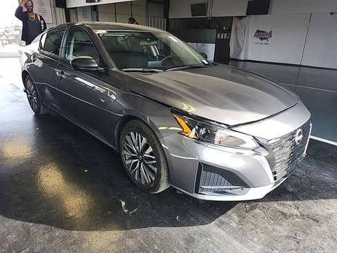 Used 2025 Nissan Altima 2.5 SV image 1