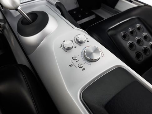 Used 2006 Ford GT RWD image 23