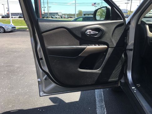 Used 2017 Jeep Cherokee Latitude w/ Safety/Convenience Group image 17