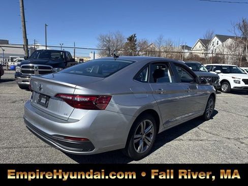 Used 2024 Volkswagen Jetta SE image 8