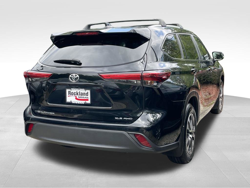 Used 2023 Toyota Highlander XLE AWD/4WD image 3