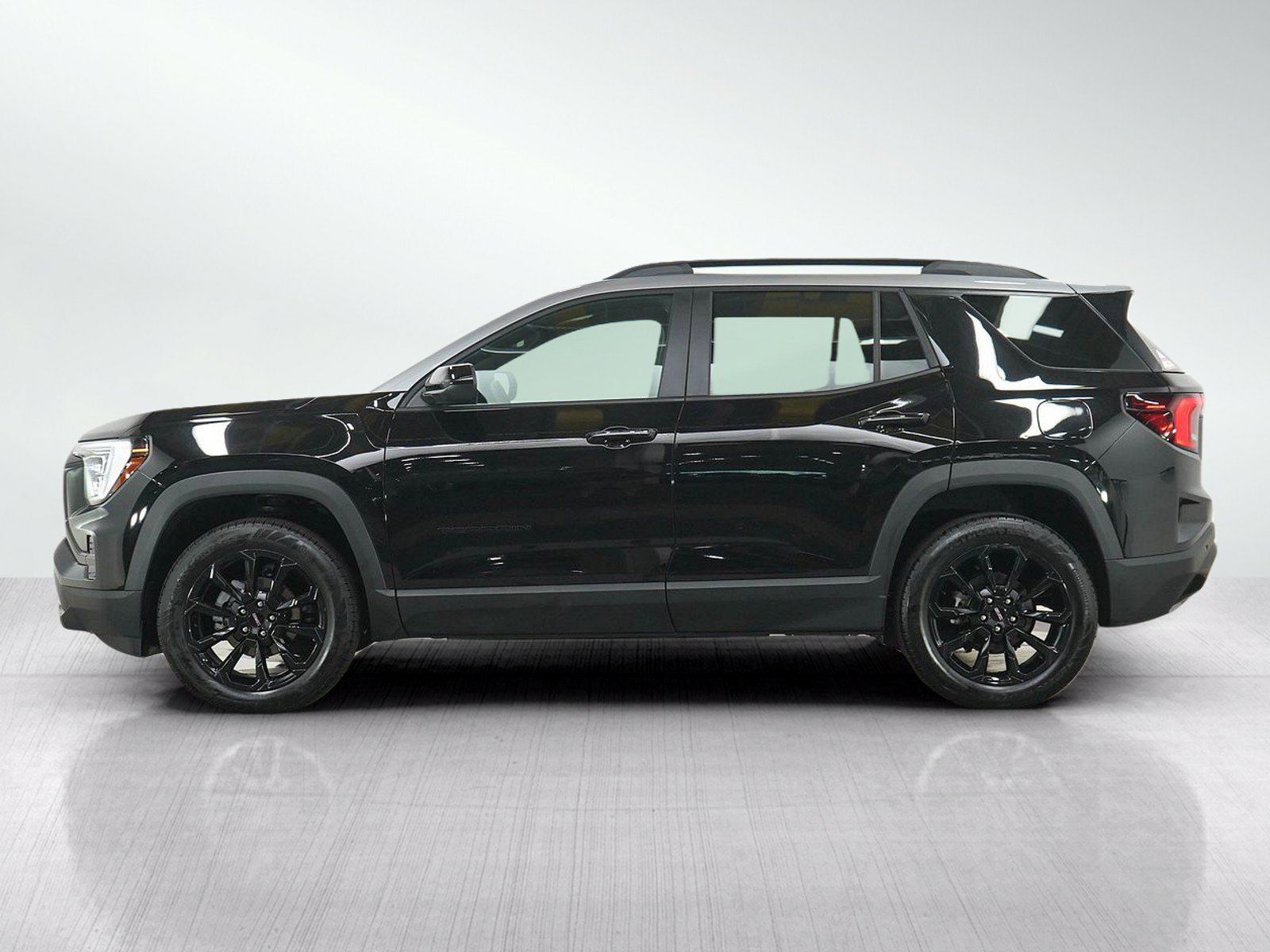 Used 2025 GMC Terrain Elevation w/ Elevation Premium Package AWD/4WD image 2