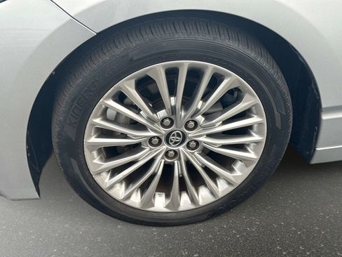 Used 2020 Toyota Avalon Limited image 10