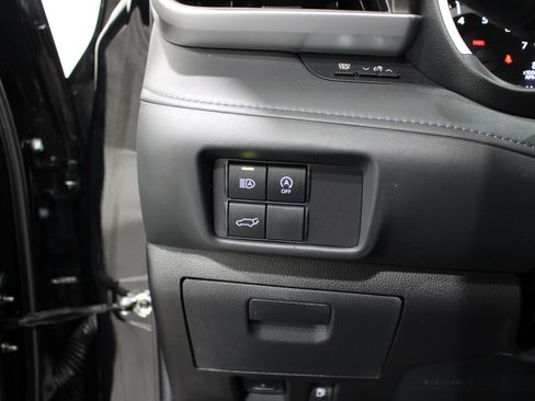 Used 2024 Toyota Highlander XLE AWD/4WD image 8