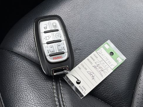Used 2022 Chrysler Pacifica Touring-L FWD image 36