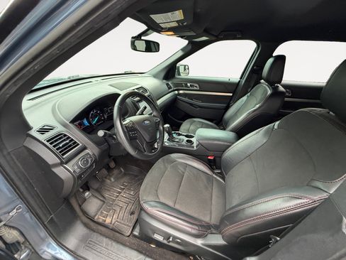 Used 2018 Ford Explorer XLT w/ Equipment Group 202A FWD image 15