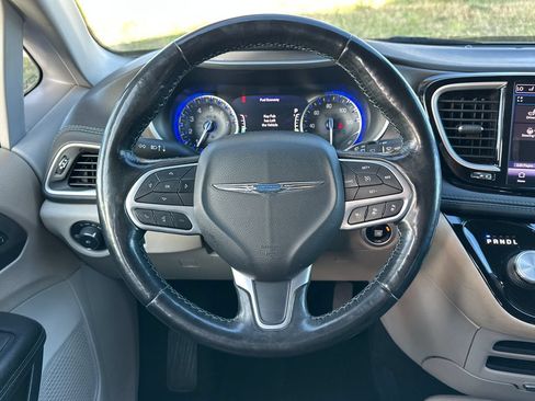 Used 2021 Chrysler Pacifica Touring-L FWD image 15