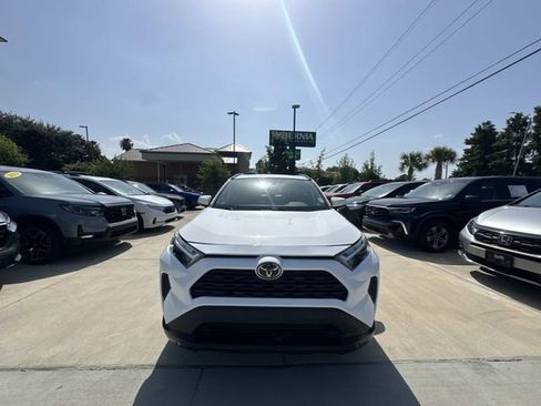Used 2022 Toyota RAV4 XLE w/ Convenience Package FWD image 2