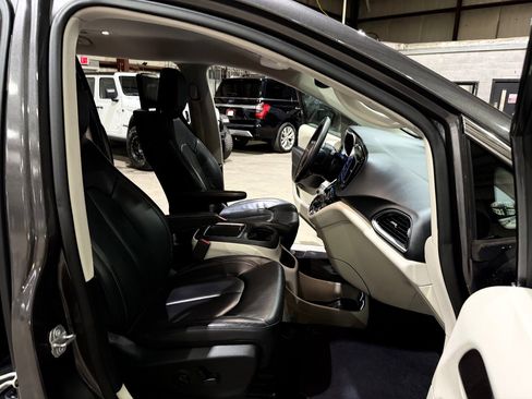 Used 2018 Chrysler Pacifica Touring-L Plus w/ Advanced Safetytec Group FWD image 22